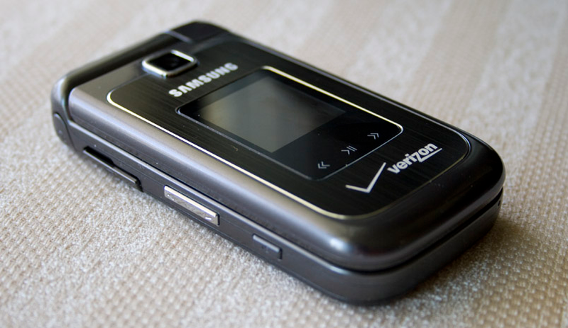 Illustration for article titled Samsung Alias 2 E-Ink Flip Phone Review